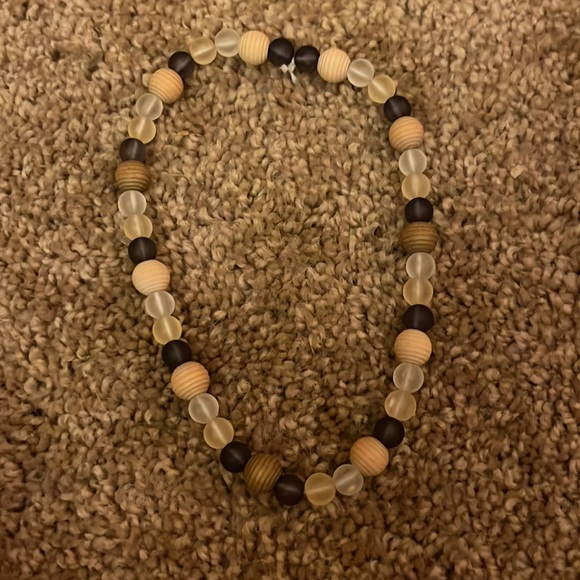 A necklace - Picture 1 of 2